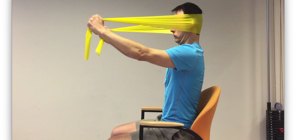 Sterkere nekspieren door fysiotherapie oefening met elastische band.